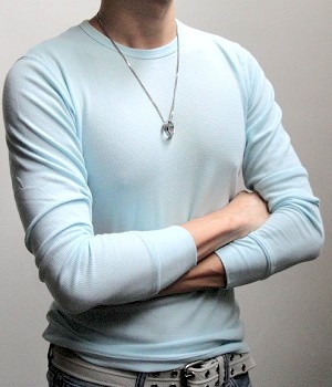 Wearing a light blue long sleeve T-shirt and a pendant 