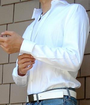 White dress shirt with a white leather belt and light blue jeans