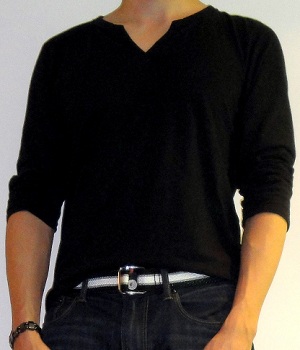 Men's Uniqlo Black Slit Neck Long Sleeve Tee