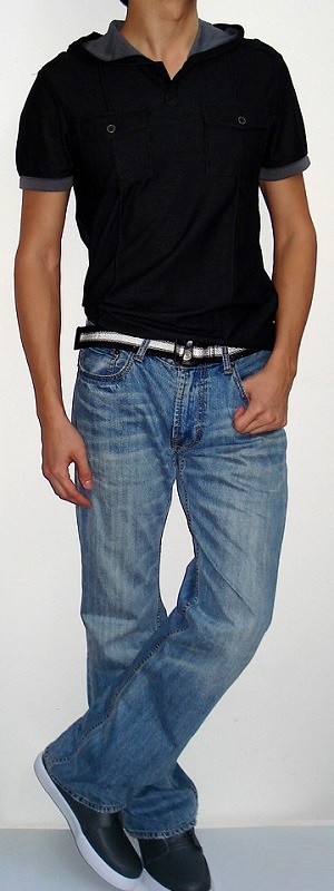 Men's Black Short Sleeve Hooded T-shirt Black White Belt Light Blue Jeans Gray Shoes