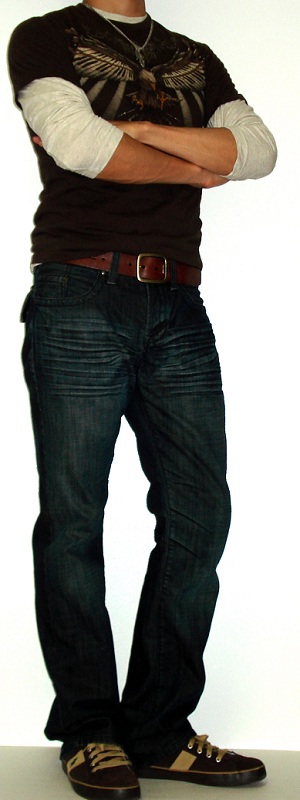 Men's Brown Graphic Tee Beige T-Shirt Brown Leather Belt Brown Sneakers