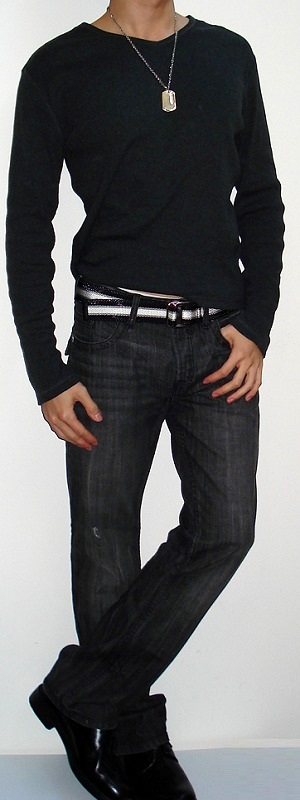 Men's Dark Gray Long Sleeve V-neck T-shirt Black White Belt Black Jeans Black Shoes