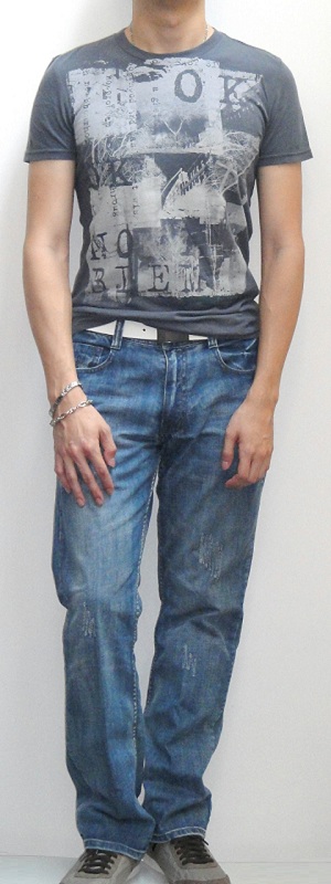Men's Gray Graphic T-Shirt White Belt Blue Jeans Gray Fashion Shoes