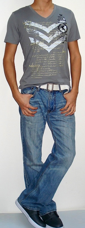 Men's Gray V-neck Graphic Tee White Belt Light Blue Jeans Gray Shoes