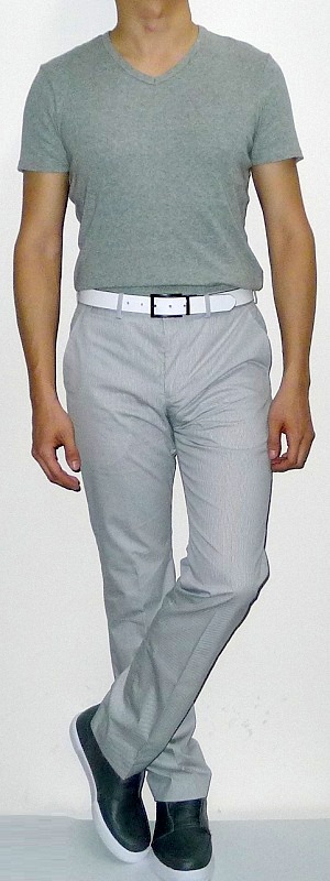 Men's Gray V-neck Short Sleeve T-shirt White Pants Gray Sneakers White Leather Belt