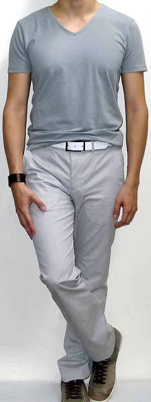 Men's Gray V-neck T-shirt White Pants Gray Sneakers White Belt