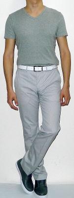 Gray V-neck Short Sleeve T-shirt White Pants Gray Sneakers White Leather Belt